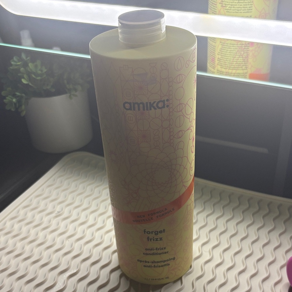 Amika Forget Frizz Conditioner in Yellow